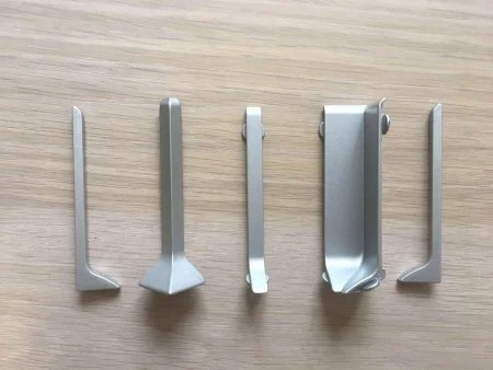 Наружный угол для плинтуса ЭлитПроф Плоский 100 (Алюм) в Красноярске