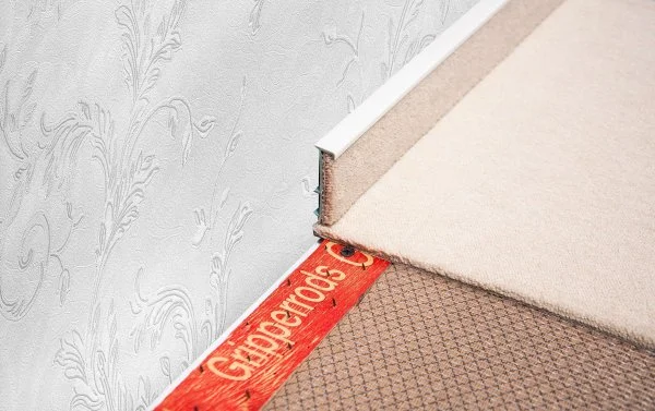 Плинтус для ковролина Korner Listwa 100 Белый 2,5м (50мм) в Красноярске