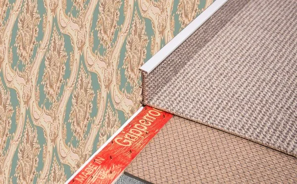 Плинтус для ковролина Korner Listwa 106 Светло-серый 2,5м (50мм) в Красноярске