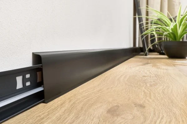 Плинтус пластиковый Arbiton INDO70 220 Чёрный матовый 2.5 м в Красноярске