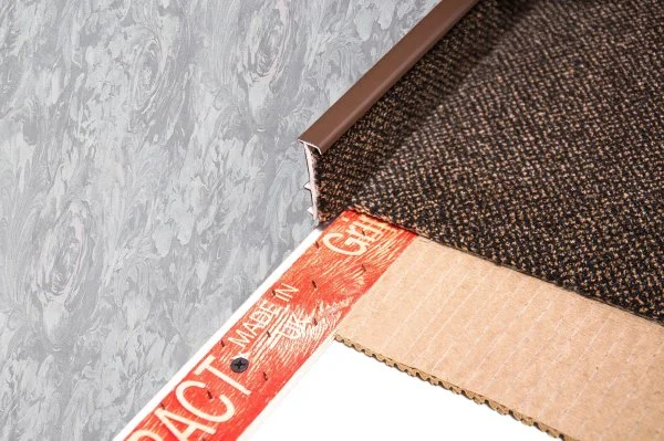 Плинтус для ковролина Korner Listwa 105 Темно-коричневый 2,5м (50мм) в Красноярске