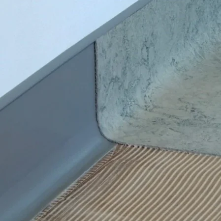 Коннелюрный односоставной плинтус Bonkeel Prof Серый (95х2700мм) в Красноярске