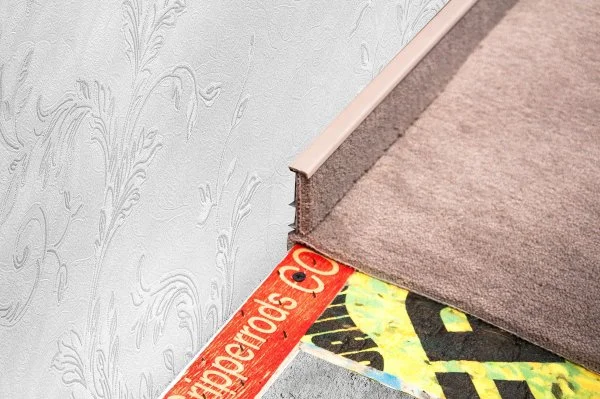 Плинтус для ковролина Korner Listwa 102 Беж 2,5м (50мм) в Красноярске