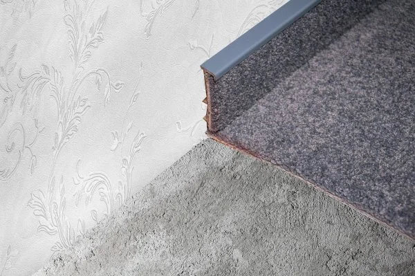 Плинтус для ковролина Korner Listwa 108 Графит 2,5м (50мм) в Красноярске